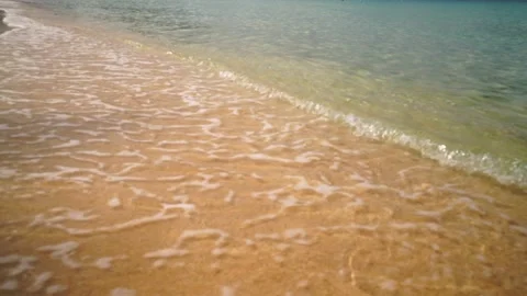 Small wave, Soft wave on sand beach, Ocean Wave On Sandy Beach Vídeo Stock 207729495