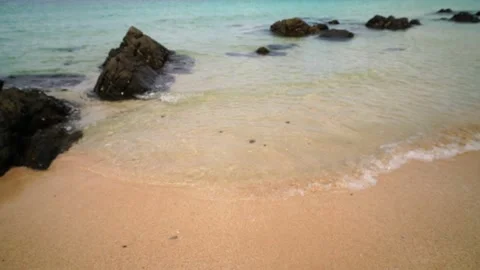 Small wave, Soft wave on sand beach, Ocean Wave On Sandy Beach Vídeo Stock 207729958