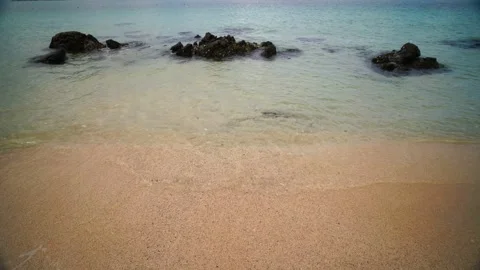 Small wave, Soft wave on sand beach, Ocean Wave On Sandy Beach Vídeos de archivo 207732709