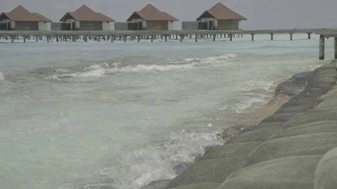 Small waves and cristal clear water in front of lodges at the maldives Video stock 74698018