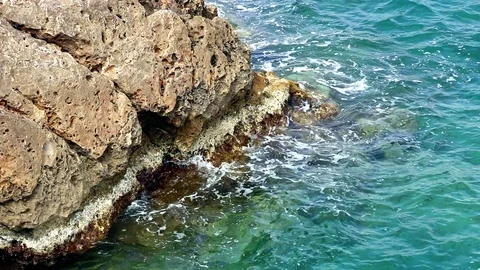 Small waves and rocks at the seaside. Video stock 109165409