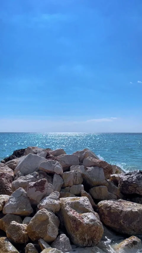 Small waves are crashing on the rocks close 動画素材 274052507