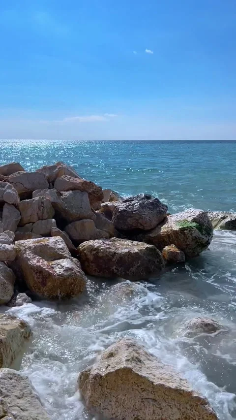 Small waves are crashing on the rocks close 動画素材 274052534