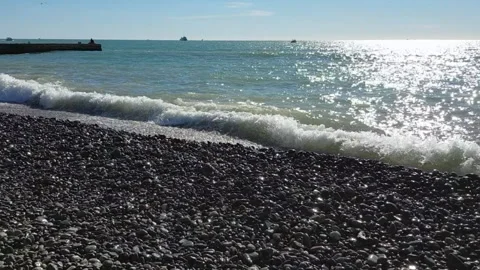 Small waves break on the shore. Black sea. 库存影片 112673997