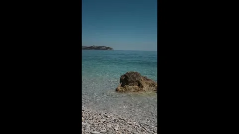 Small waves in clear blue sea. Sea beach landscape. 库存影片 316920475