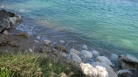 Small waves crash on the cliff 库存影片 267467052