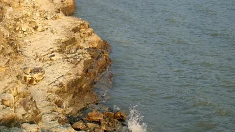 Small waves hit the ground at the edge of the lake Video stock 280689964