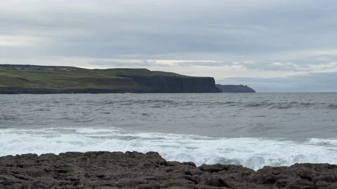 Small Waves Hitting Coastline With Cliffs Of Moher In The Background 스톡 동영상 142900922