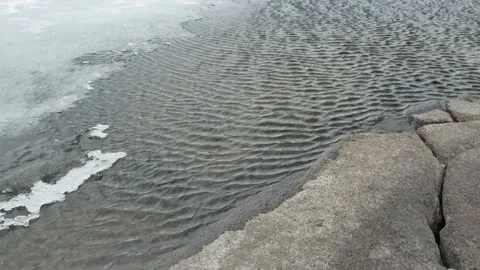 Small waves hitting grey rocky shore Vídeos de archivo 192874394