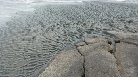 Small waves hitting grey rocky shore Vídeos de archivo 192874524