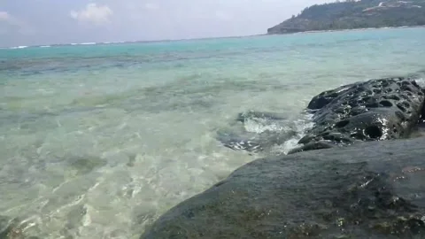 Small waves hitting rocks on the shores of Natuna, Indonesia 스톡 동영상 207146653