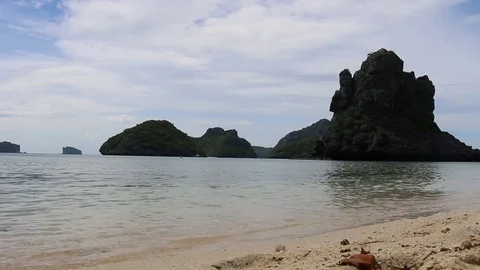 Small waves on island beach 動画素材 81516603