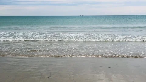Small waves at low tide in the English Channel on a Plage de l’Eventail beach. Video stock 311949408
