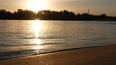 Small waves on the river coast at sunrise. 스톡 동영상 136880716