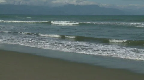 Small waves rolling towards the sandy beach Video stock 609049