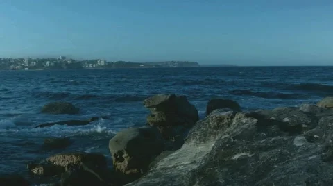 Small waves slow motion. Late afternoon. Wide angle. Vidéo 68344786