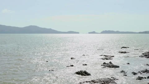 Small waves slowly roll over the rocks. foaming between rocks in the south .. Stock-Footage 250812212