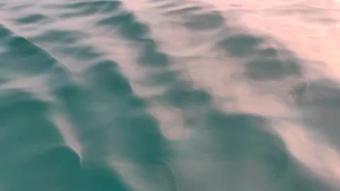 Small, waves of a turquoise and clear ocean water of a paradisiac beach. Vídeo Stock 149289524