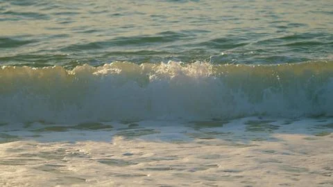 Small Waves On Water Surface With Suns Rays. Natural Background With Sun Glints Foto stock