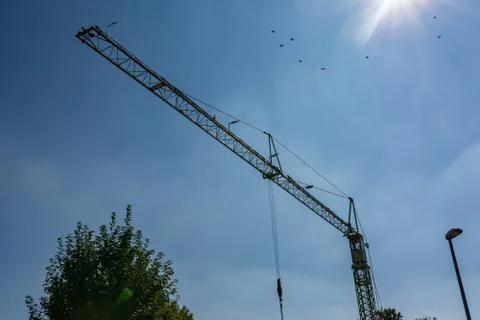 Small White Crane Frame Blue Sky Daylight Construction Industry Foto stock