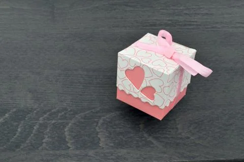Small white gift boxes with pink hearts and ribbon with pink bow 库存照片