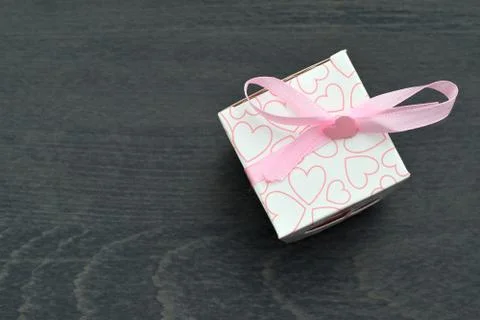 Small white gift boxes with pink hearts and ribbon with pink bow 库存照片