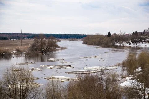 Small white ice floes float down the river. Spring, snow melts Foto stock