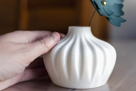 Small white single flower vase 3d printed from corn starch pla filament, id.. 库存照片