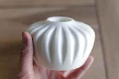Small white single flower vase 3d printed from corn starch pla filament, id.. 库存照片