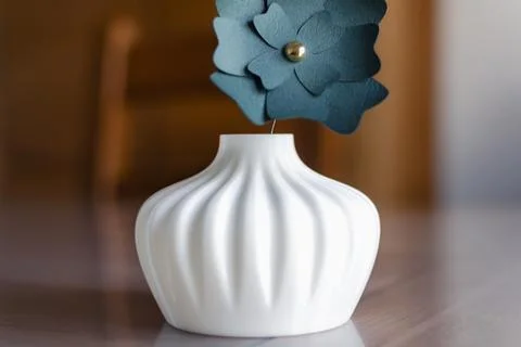 Small white single flower vase 3d printed from corn starch pla filament, id.. 库存照片