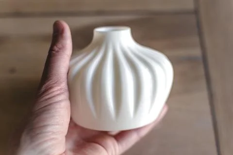 Small white single flower vase 3d printed from corn starch pla filament, id.. 库存照片