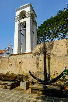 Small whitewashed bell tower at the Maritime Museum in the Galle Forte. It is Foto stock