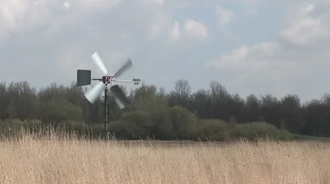 Small windmill Stockbeeldmateriaal 10909629