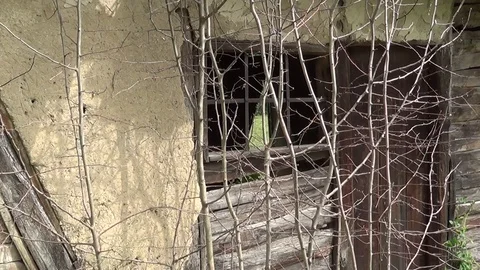 A small window on the abandoned old cottage Vídeo Stock 112879130