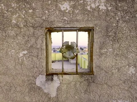 Small window in the mid of a textured wall Foto stock