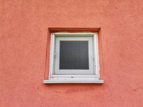 Small window in the red wall. Foto stock