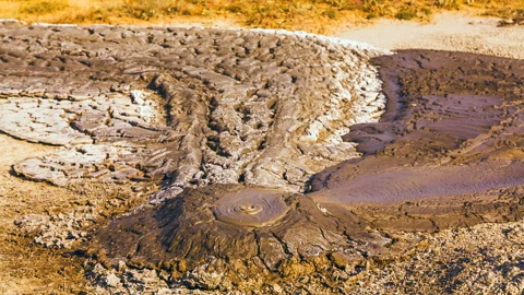 A small working mud volcano 库存影片 89191715