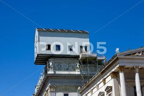 Small Workshop On Top Of The Vienna Parliament Medium Telephoto Lenses Stock Photos