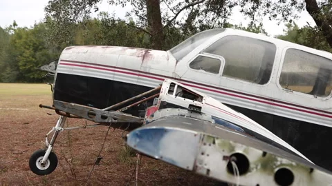 Small Wrecked Abandoned Plane From Tip Of Wing Vídeo Stock 147005625