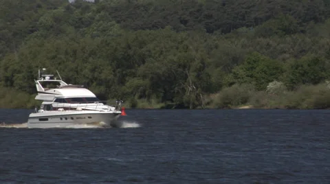 Small yacht on a river Vidéo 32199256