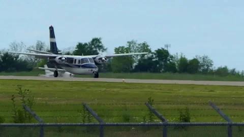 The smallest Air Force One, Pres. Eisenhower's L-26B, Ike's Bird, just landed. Vidéo 154140739