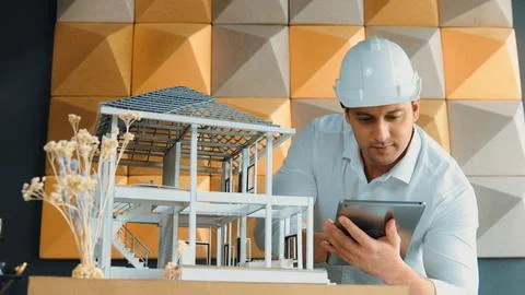 Smart architect engineer using tablet analysis house construction. Manipulator. Foto stock