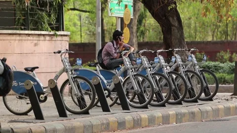 Smart bikes making lives of many easy in New Delhi, India Vídeos de archivo 133165604
