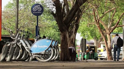 Smart bikes standing at stands in New Delhi, India Vídeos de archivo 133164810