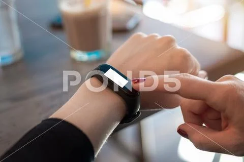 Smart bracelet  mockup. Girl touch screen concept Modello PSD