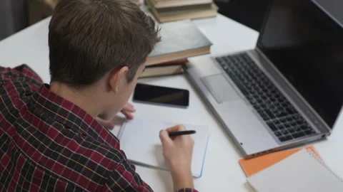 Smart child easily solving hard educational material, gift and ingenuity Vidéo 86404595