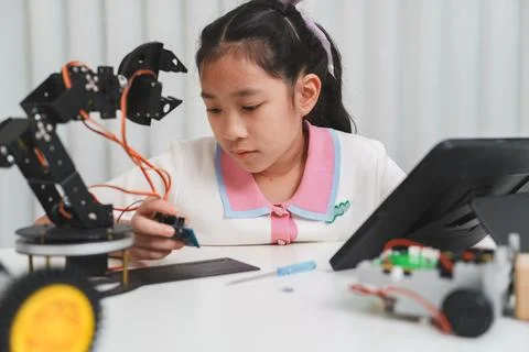 A smart child learning to code and build a robot with online resources. Foto stock