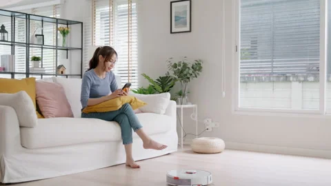 Smart device robot hoover better living app with IOT urban lifestyle. 스톡 동영상 220718988