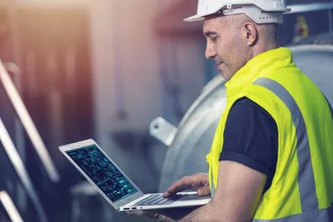 Smart Engineer using laptop computer software program application to help s.. Fotos de archivo