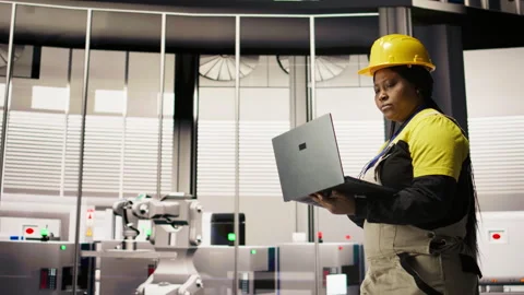 Smart factory mechanic computerizing operations, monitoring energy consumption 스톡 동영상 307453067